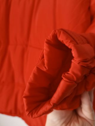 Chaqueta acolchada HM roja.