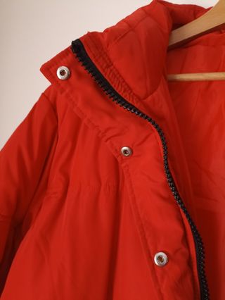 Chaqueta acolchada HM roja.