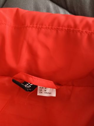 Chaqueta acolchada HM roja.
