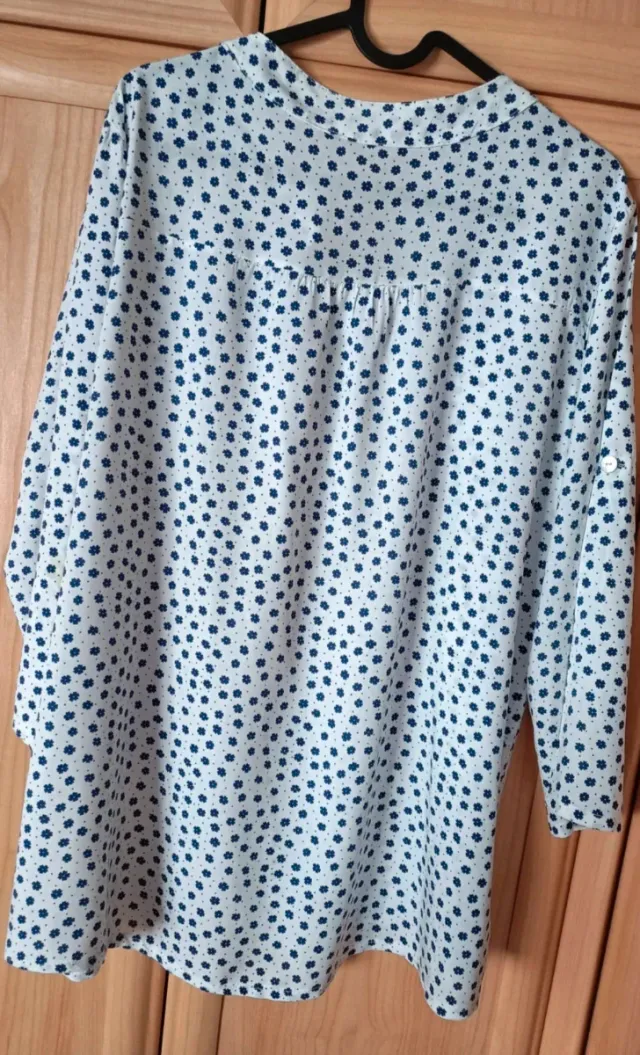 Camisa muj blanca con Florecitas Azul talla Única