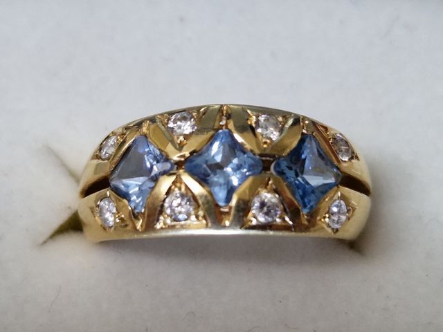 ANILLO DE ORO 18 k CON TOPACIOS AZULES