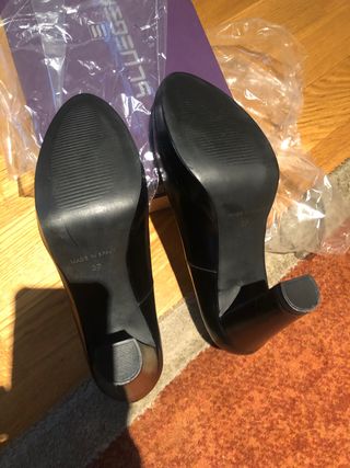 Zapato negro de salón de piel