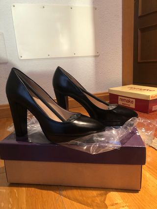 Zapato negro de salón de piel
