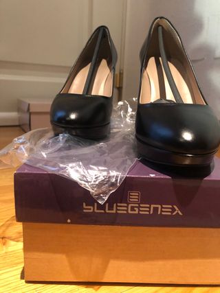 Zapato negro de salón de piel