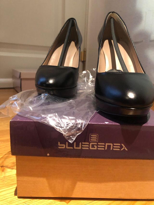 Zapato negro de salón de piel