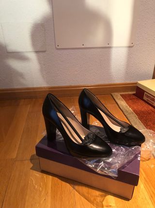 Zapato negro de salón de piel