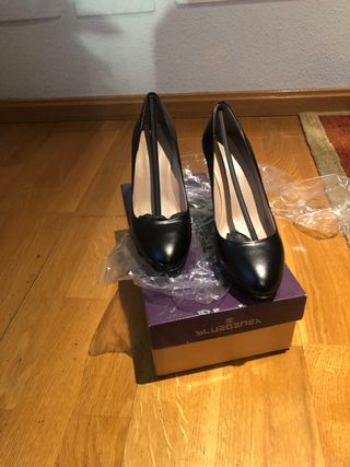 Zapato negro de salón de piel