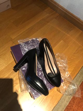 Zapato negro de salón de piel