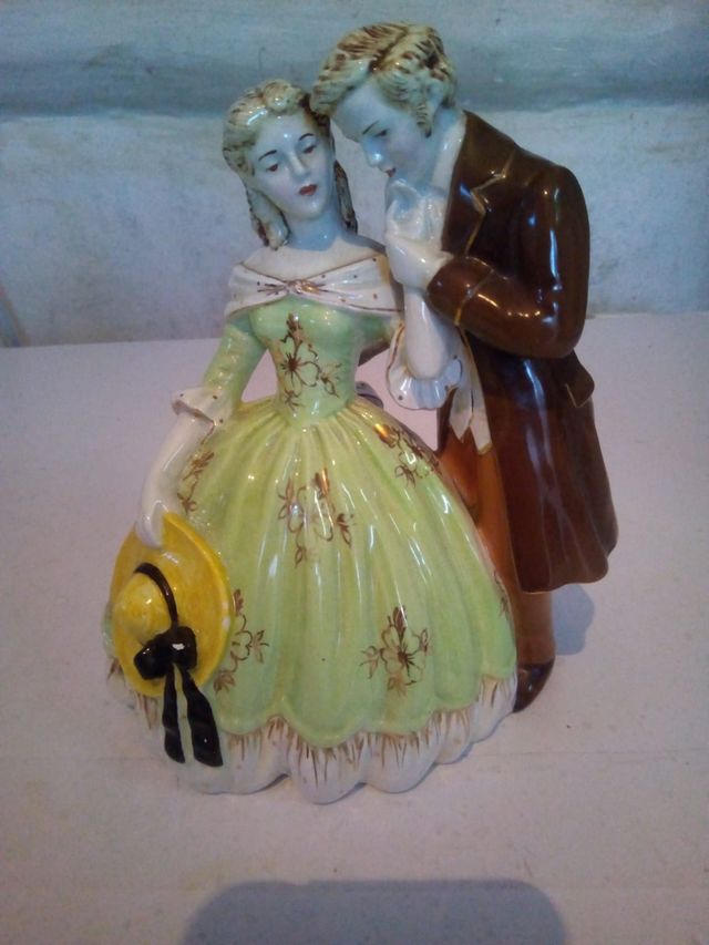 figura ceramica pareja romántica