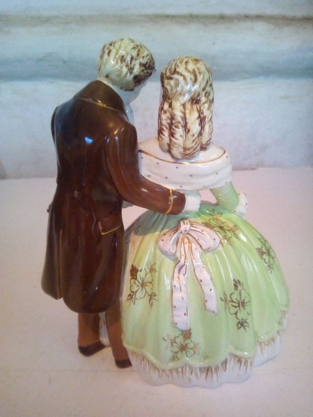 figura ceramica pareja romántica