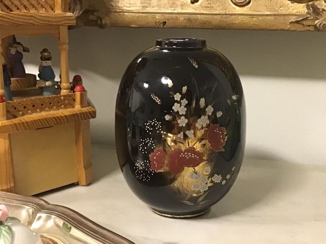 Jarrón porcelana años 60, sello en base. Oro 18 k.