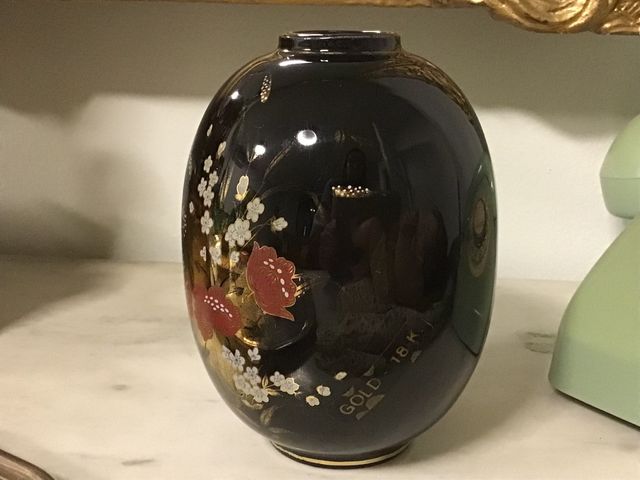 Jarrón porcelana años 60, sello en base. Oro 18 k.