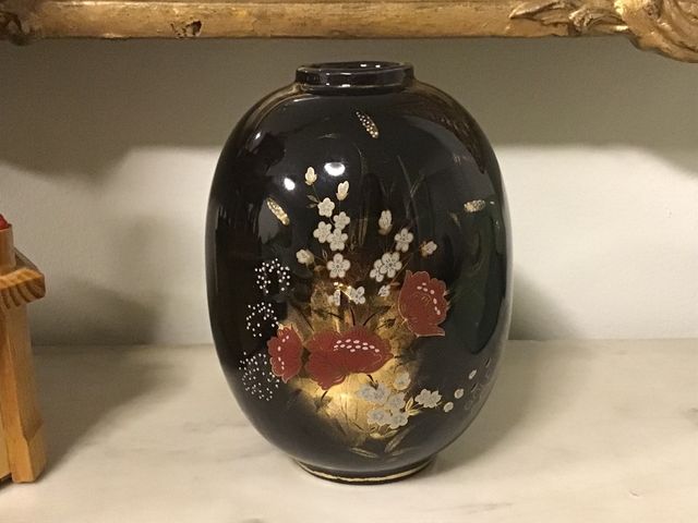 Jarrón porcelana años 60, sello en base. Oro 18 k.