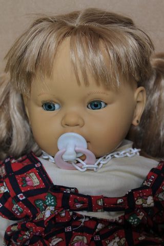 Muñeca bebé con chupete + mochila