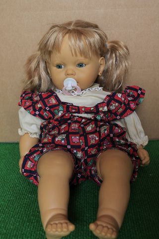 Muñeca bebé con chupete + mochila