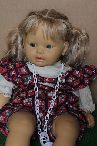 Muñeca bebé con chupete + mochila