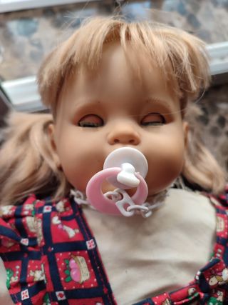 Muñeca bebé con chupete + mochila