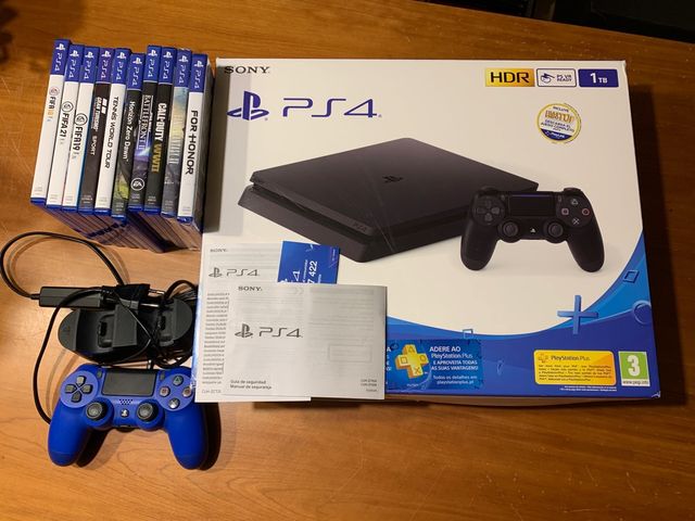 PS4 DE 1 TB + MANDO EXTRA+ CARGADOR DOBLE+ 10 JUEG