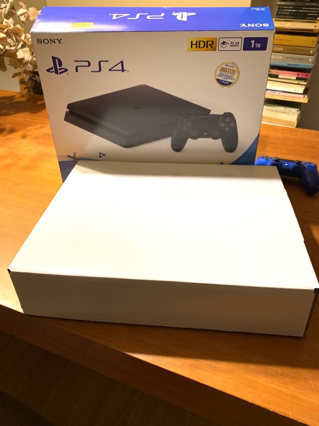 PS4 DE 1 TB + MANDO EXTRA+ CARGADOR DOBLE+ 10 JUEG