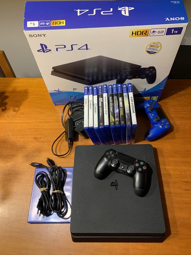PS4 DE 1 TB + MANDO EXTRA+ CARGADOR DOBLE+ 10 JUEG