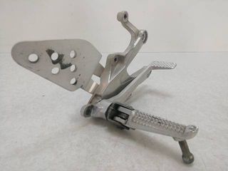 ESTRIBERA DELANTERA DCH. Yamaha R6 2002