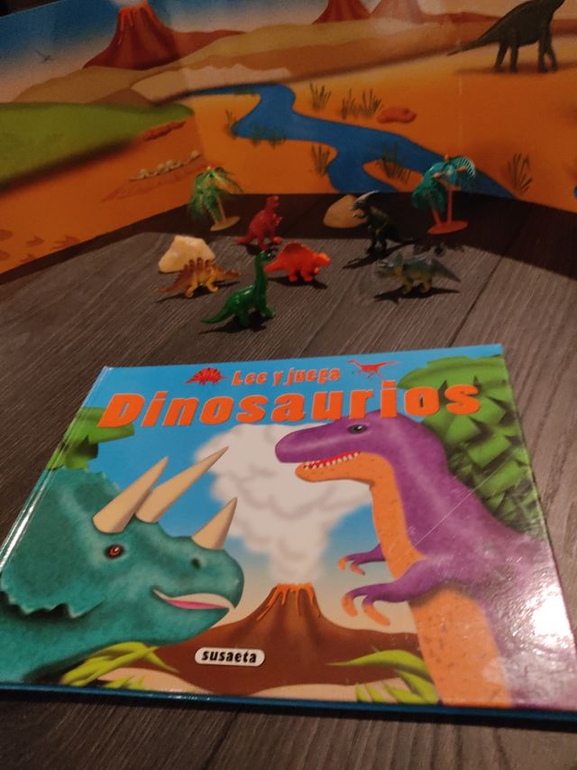 Libro Lee y juega dinosaurios, Susaeta