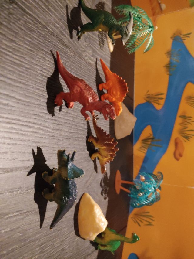 Libro Lee y juega dinosaurios, Susaeta