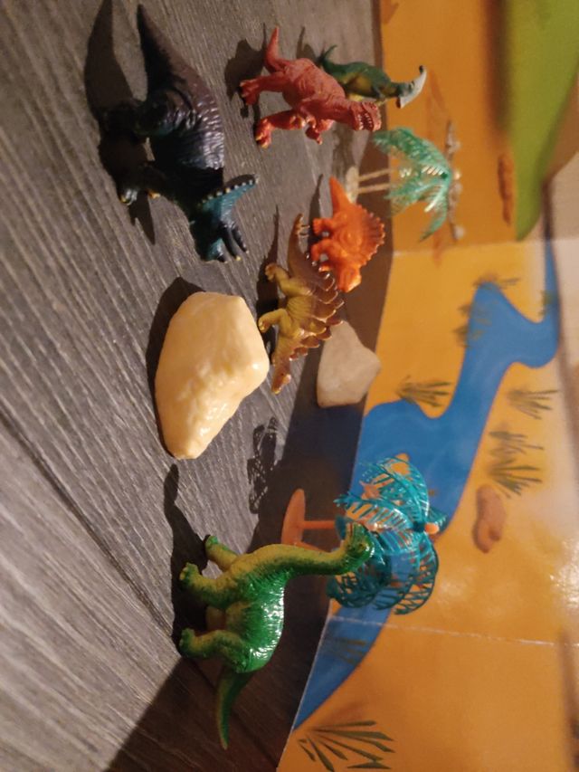 Libro Lee y juega dinosaurios, Susaeta