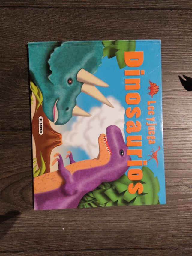 Libro Lee y juega dinosaurios, Susaeta