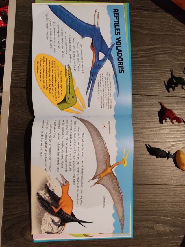 Libro Lee y juega dinosaurios, Susaeta