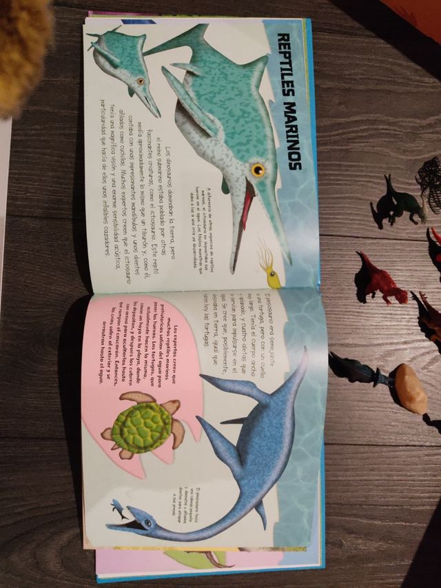 Libro Lee y juega dinosaurios, Susaeta