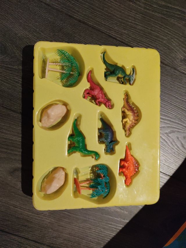 Libro Lee y juega dinosaurios, Susaeta