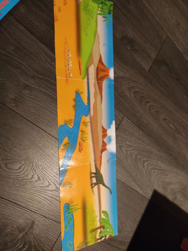 Libro Lee y juega dinosaurios, Susaeta