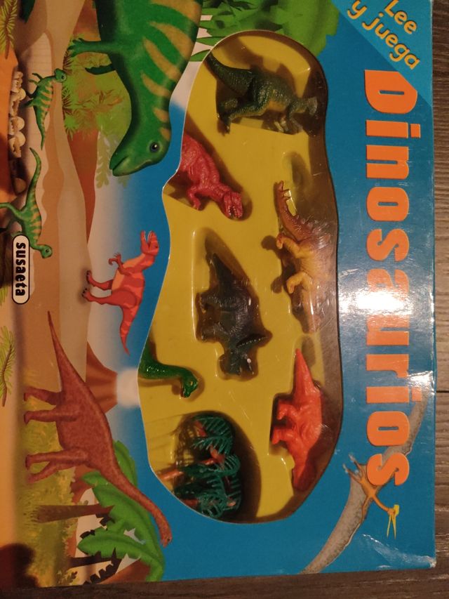 Libro Lee y juega dinosaurios, Susaeta