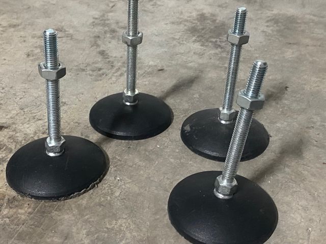 4 PATAS DE HIERRO Y BASE DE PLÁSTICO