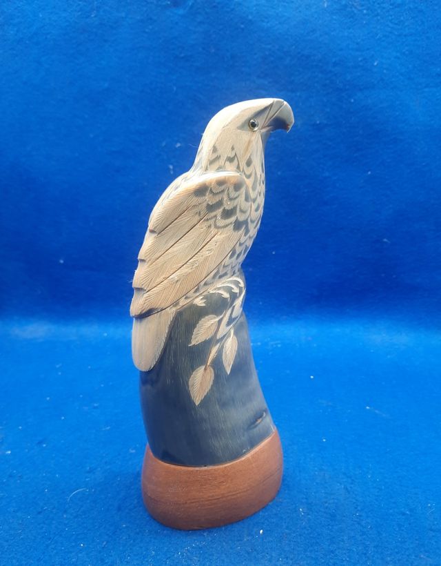 Uccello scolpito su corno di bufalo