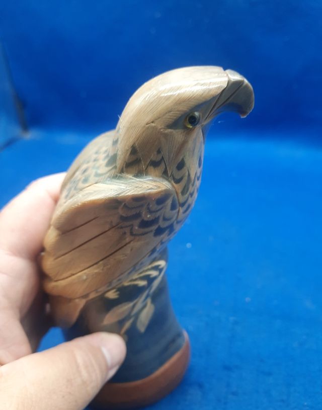 Uccello scolpito su corno di bufalo