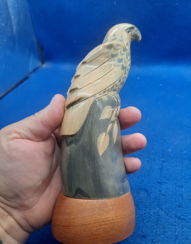 Uccello scolpito su corno di bufalo
