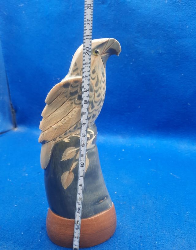 Uccello scolpito su corno di bufalo