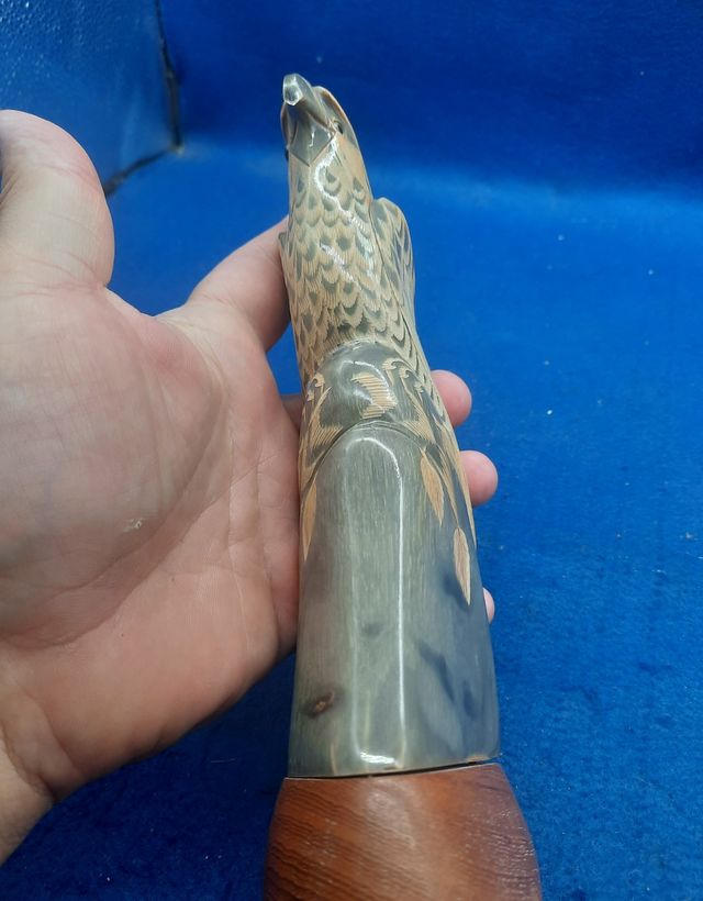 Uccello scolpito su corno di bufalo