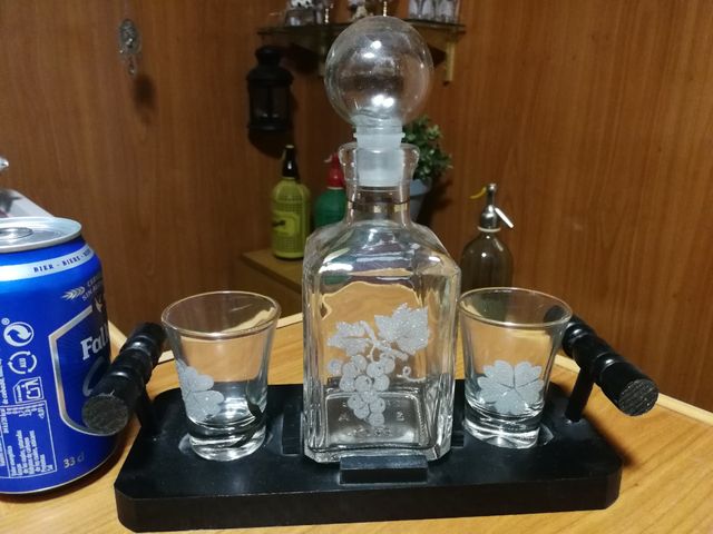 Licorera de cristal, grabada, con 2 vasos grabados