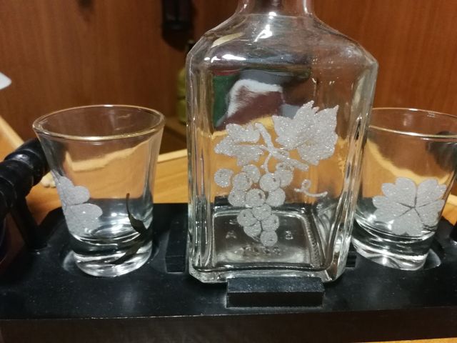 Licorera de cristal, grabada, con 2 vasos grabados