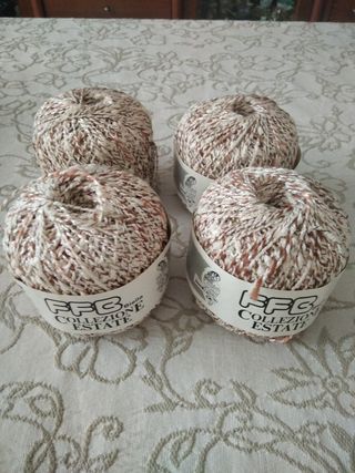 gomitoli di lana e cotone