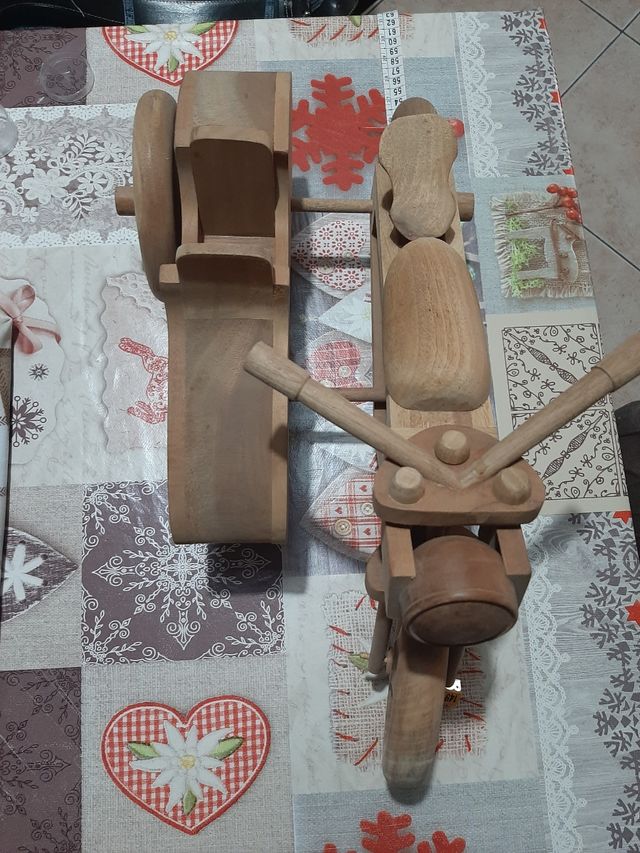 Modellino sidecar in legno fatto a mano