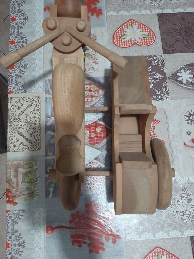Modellino sidecar in legno fatto a mano