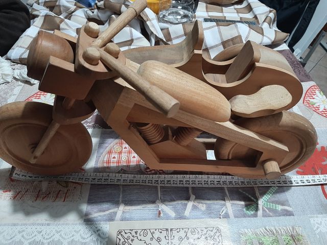 Modellino sidecar in legno fatto a mano