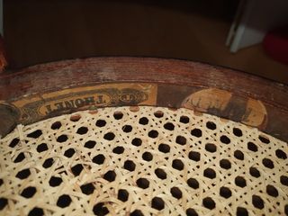 Antigua silla Thonet con sello de autenticidad