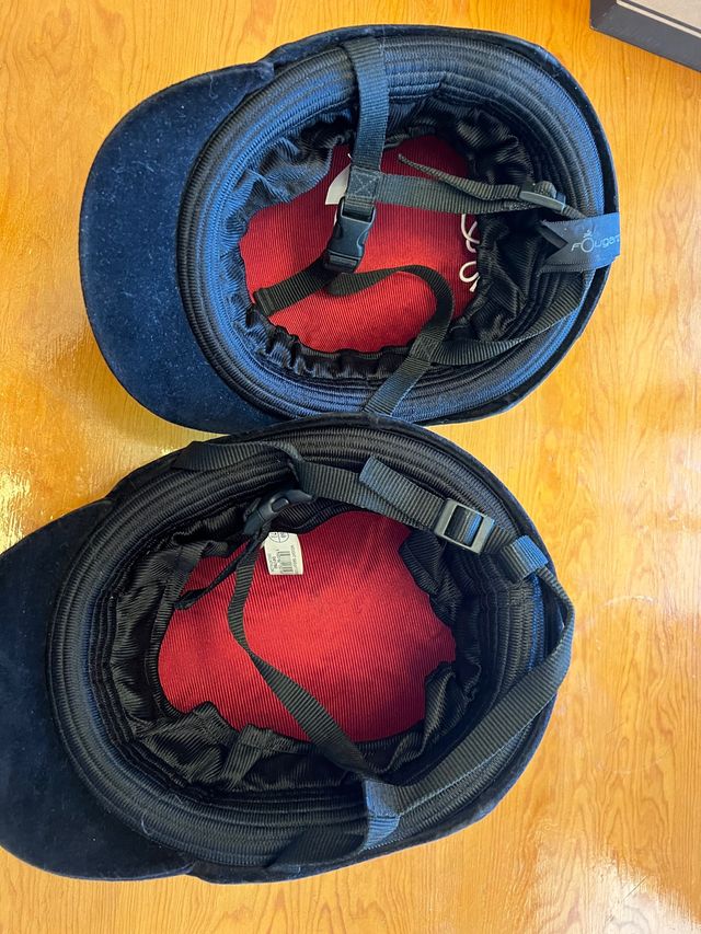 Dos cascos de hípica prácticamente nuevos