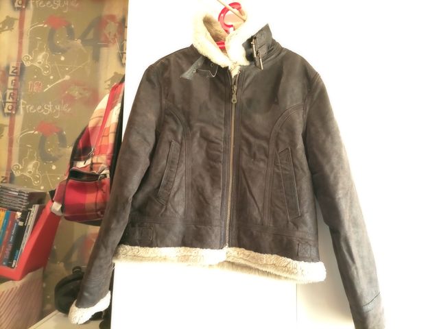 REBAJADO. Cazadora de piel con pelo por dentro.
