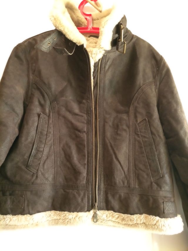 REBAJADO. Cazadora de piel con pelo por dentro.